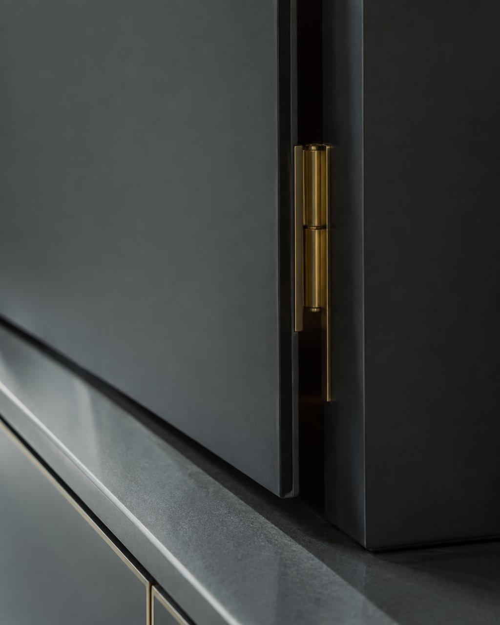 Detalhe de ferragem em móvel planejado